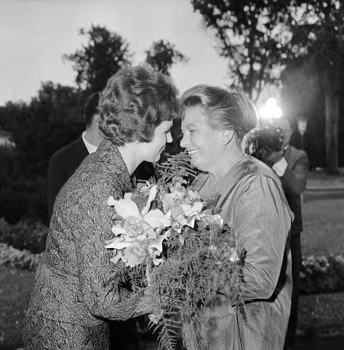 Božena Novotná s Valentinou Těreškovovou, historicky první kosmonautkou, při její návštěvě Prahy.