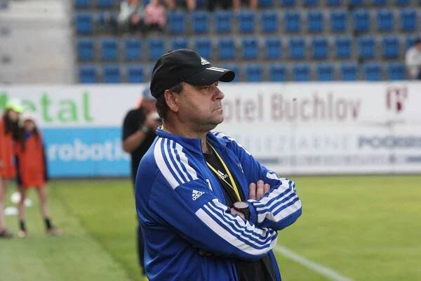 Ve finále Poháru OFS Uherské Hradiště se na stadionu ligového Slovácka utkali fotbalisté Huštěnovic (fosforové dresy) a Ostrožské Lhoty.