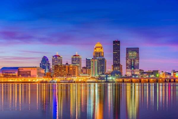 Louisville, Kentucky, Usa centra Panorama v řece za soumraku. — Stock obrázek