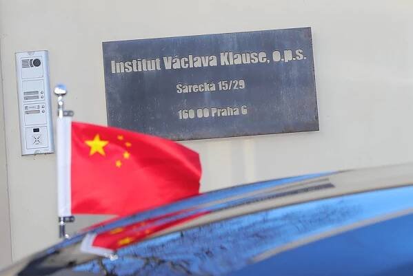 Čínský velvyslanec na Hradě: Loučení se Zemanem. A dar pro Klause na Hanspaulce