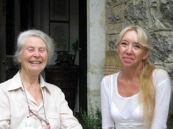 Alena Jakoubková celý život žije mezi knihami. Znát ji mohou především čtenářky. Spisovatelka, která pobývá především v Neveklově, patří totiž mezi nejpůjčovanější autorky tuzemských knihoven.