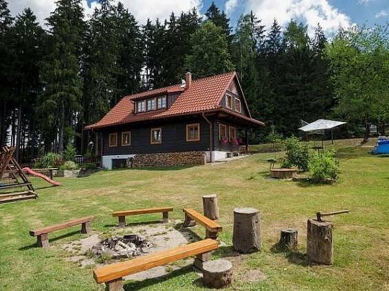 Posezení u ohně, pohled na dům zespodu - Horní Bečva - foto 19
