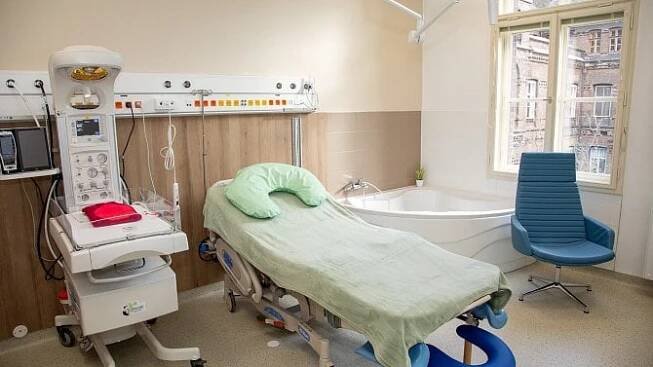 U Apolináře se dá rodit ambulantně a jen s porodní asistentkou. Takhle vypadá nově otevřené centrum