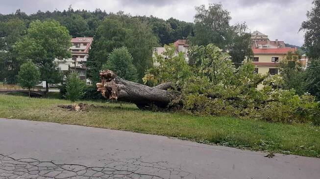 Luhačovice byly v dráze tornáda. Nakonec je převálcoval downburst