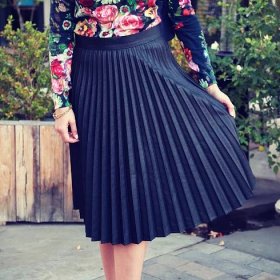 Co nosit s plisovanou sukní (58 fotografií): dlouhá, středně dlouhá, midi, černá, zelená, pod kolena