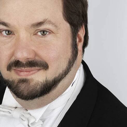 John Fiore provede s Orchestrem Národního divadla Rachmaninova a Stravinského