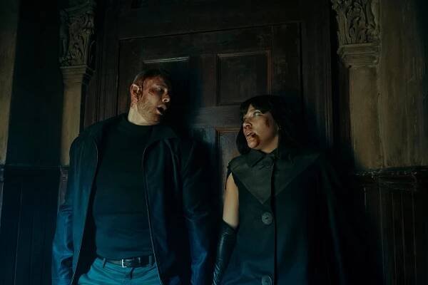 Umbrella Academy - Série 3 - Tohle je naše rodina - Z filmu - Tom Hopper, Emmy Raver-Lampman