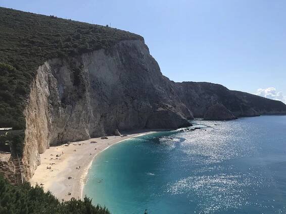 NOMÁDI: Nejkrásnější pláž Lefkady je Porto Katsiki. A myslí tady i na obytná auta