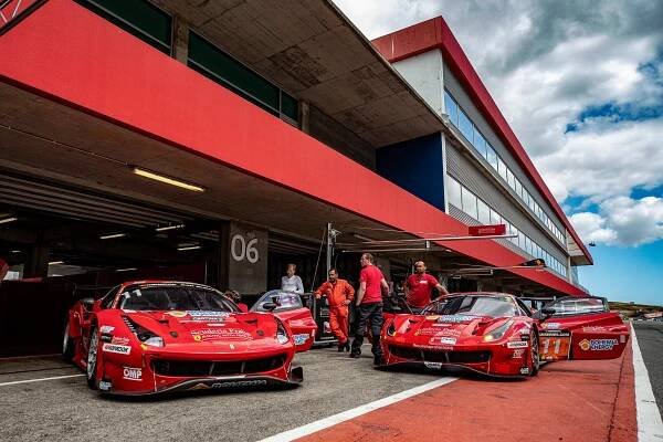 Scuderia Praha si přiváží vítězství z 24H Portimaa i z Ferrari Challenge na Nürburgringu! | Zlatý volant, Zlatá řídítka