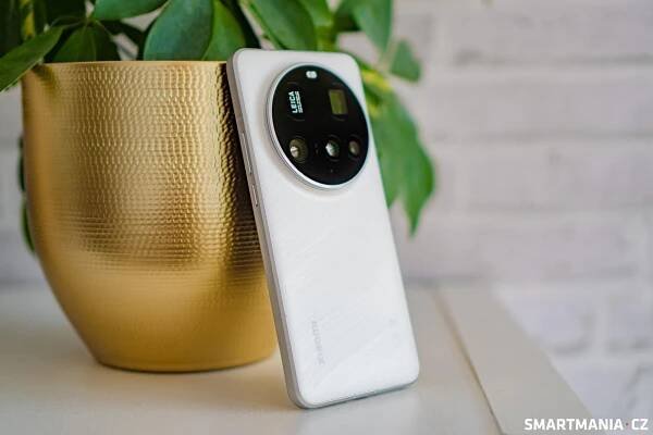 Xiaomi 15 Ultra v bílém provedení