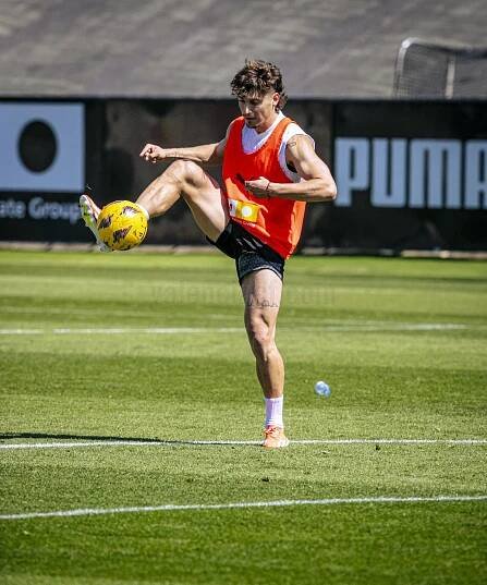 BEST PICTURES FROM VALENCIA CF TRAINING SESSION - Valencia CF
