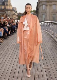 Peach Fuzz / Má v roce 2024 smysl vyvolávat módní barvu roku? – Selectedmag