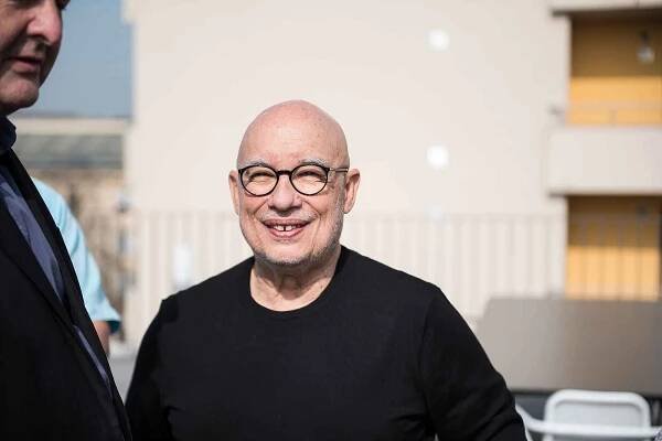 Brněnská filharmonie má nového šéfdirigenta. Stal se jím Dennis Russell Davies.