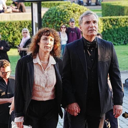 Móda na mejdanu za Bartošku: Schneiderová zářila, Mišík vládl jako boss a Hřebejk s otevřeným poklopcem