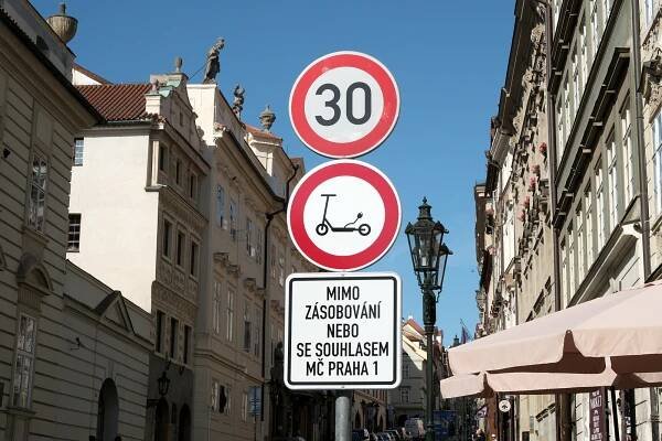 Zákaz elektrokoloběžek v centru: Praha 1 umístila zakazující dopravní značku