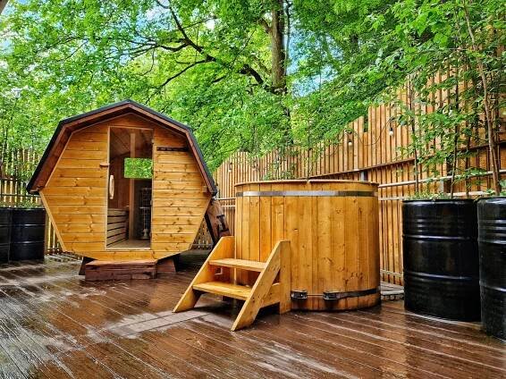VIP lesní wellness pro 2–4 os.: káď s termální vodou, finská sauna, sekt či pivo a večeře