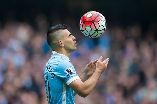 Agüero sa vracia do zostavy Manchesteru City