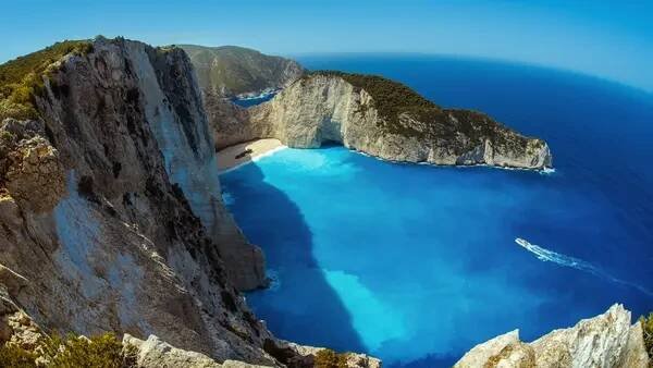 Pláž Navagio neboli Pláž lodních vraků je zátoka u ostrova Zakynthos na Jónských ostrovech v Řecku