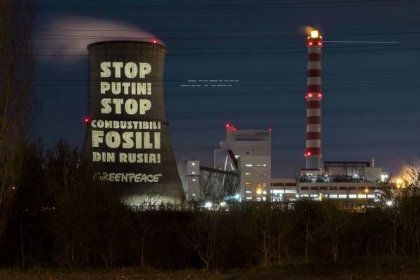 Greenpeace activists demand embargo on Russian fossil fuels in front of Lukoil refinery | Greenpeace