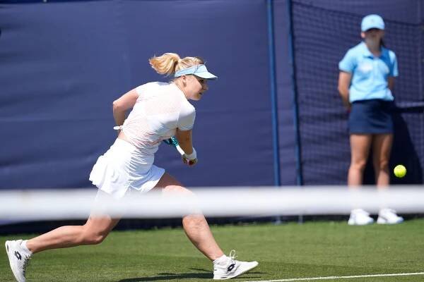 Blinkova outlasts Bouzkova in three-set Eastbourne opener