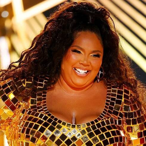 Lizzo Went Full Daenerys Targaryen In a Butt-Length Silver Wig — See Video