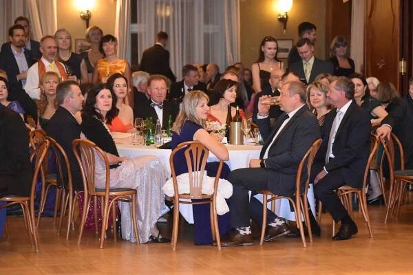 OBRAZEM: Šporcl, Vojtek, Hron a další bavili lidi na Lázeňském plese v Teplicích
