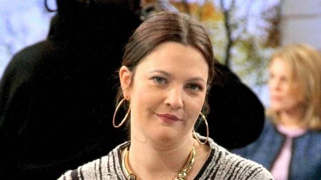 Zaspala a nestihla se upravit? Drew Barrymore se objevila v ranní televizní show jako hastroš