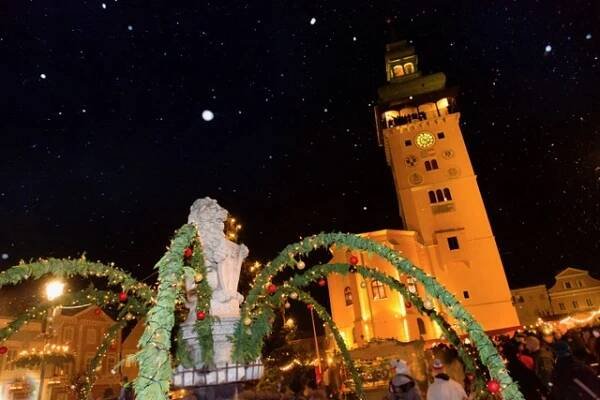 Vinařský advent u sousedů: Trhy v podzemí Retzu i v nejdelší vinné uličce. Vánoce v korutanském vinařství či městě andělů - Víno a styl