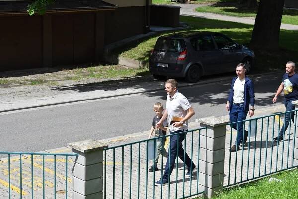 Česko vybírá europoslance. Ministr Rakušan odvolil v Kolíně hned v úvodu voleb