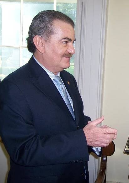 Carlos Flores Vizcarra - Wikipedia