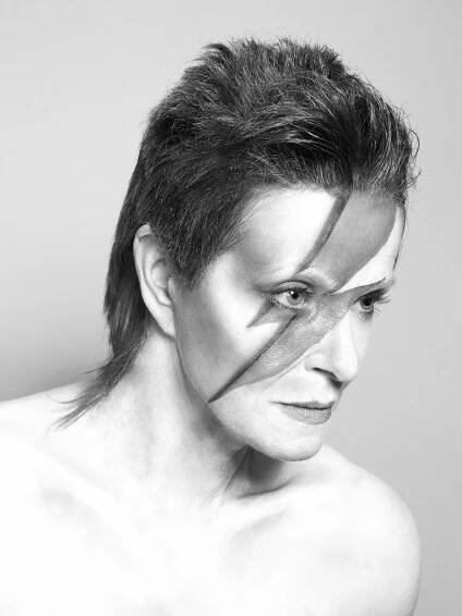 Neuvěřitelná proměna: Známá herečka se v kalendáři představí jako David Bowie