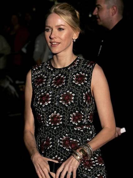 Naomi Watts v remaku filmu Vtáci