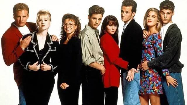 Jestli by snad někdo tápal, tak Brian Austin Green je první zprava, Shannen Doherty čtvrtá zprava. 