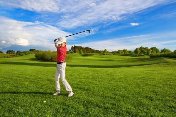 chlapec hraje golf - golfový švih - stock snímky, obrázky a fotky