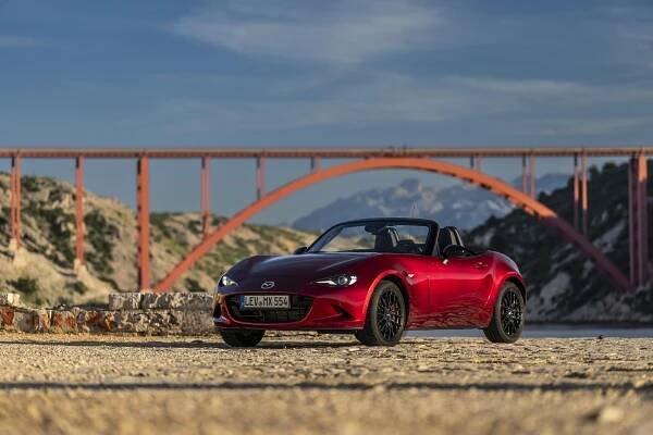 Řidičská zábava s větrem ve vlasech a v legálním tempu: Mazda MX-5 je i po deseti letech stále skvělým sporťákem