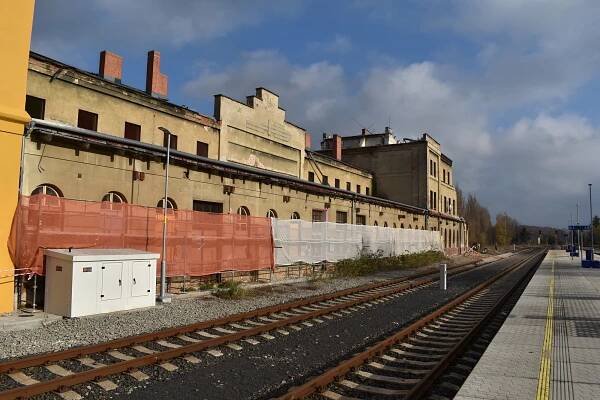 FOTO: Ve Varnsdorfu začala demolice většiny nádraží