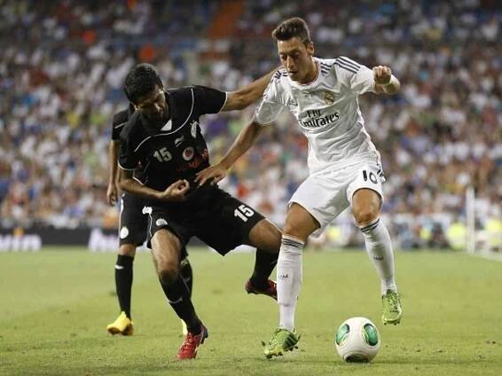 Mesut Özil (vpravo) by měl přestoupit z Realu Madrid do Arsenalu.