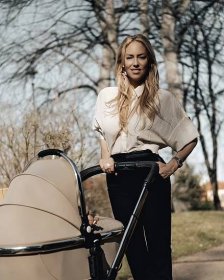 Díky mateřství je ještě víc sexy: Kate Matl vyrazila na procházku s dcerkou