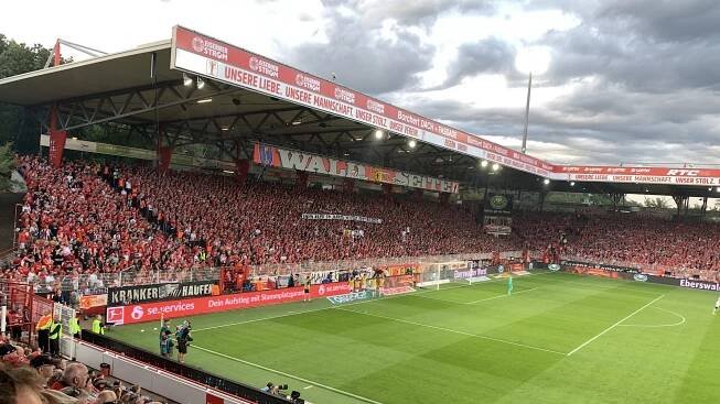 Soupeř Slavie vstoupil do bundesligy prohrou 0:4. Přesto mu 20 minut po zápase tleskali