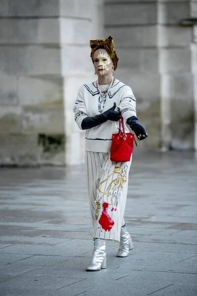 #Streetstyle: Outfity z přehlídek Zimmermann, Schiaparelli a Alexander McQueen - V ZÁKULISÍ