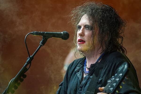Soubor:Robert Smith - The Cure - Roskilde Festival 2012 - Orange Stage.jpg – Wikipedie