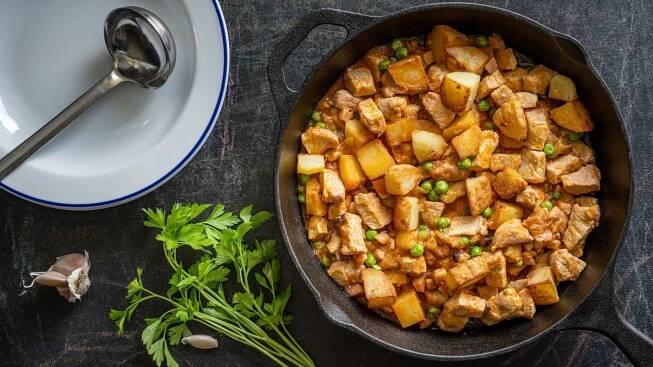 Bra�ovsk� maso: vep�ov� s brambory a zeleninou z jednoho hrnce - Pro�eny.cz