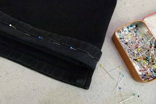 Jak jednoduše a rychle zkrátit kalhoty: Vychytávka pro začínající švadlenky