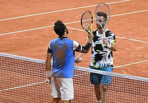 Nasazenou jedničkou 19. ročníku mezinárodního tenisového challengeru Ostra Group Open v Ostravě je Francouz Corentin Moutet. Na snímku vpravo po druhém nejdelším zápase v historii Roland Garros.