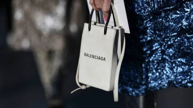 Kryptoměny prostupují do luxusní módy. Po Gucci je začne přijímat i Balenciaga