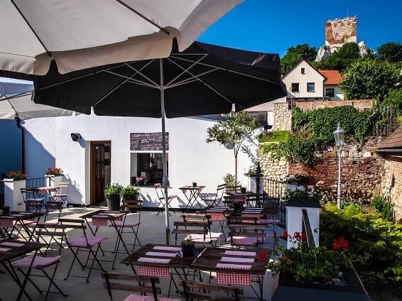 Penzion, vinný sklep a café Bárta v Mikulově | Ubytování, posezení ve sklepě a kavárna v centru Mikulova