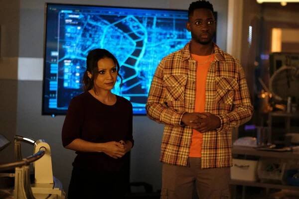 Flash - P.O.W. - Z filmu - Danielle Nicolet, Brandon McKnight