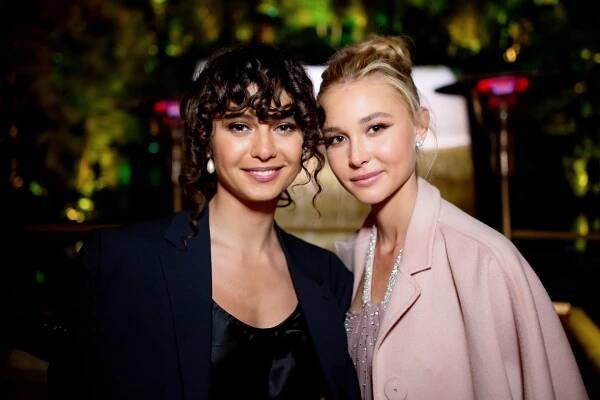 1883 - Z akcí - World premiere of "1883" at Wynn Las Vegas on December 11, 2021 in Las Vegas, Nevada - Gratiela Brancusi, Isabel May