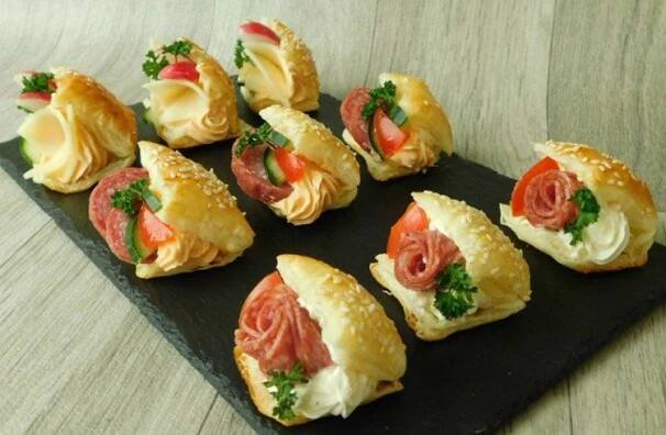 Як красиво подати канапе і бутерброди: 15 надихаючих ідей - WONA.com.ua | Tapas menu, Easy meals, Food