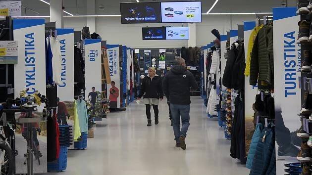 Decathlon v Třebíči končí. Lidé se zajímají, co v jeho budově bude